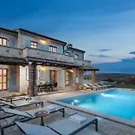 Vila Rustic Clematis With A Pool In Istria *