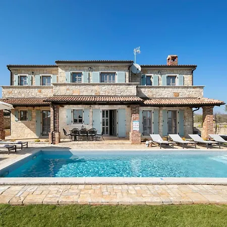 别墅 Rustic Clematis With A Pool In Istria *